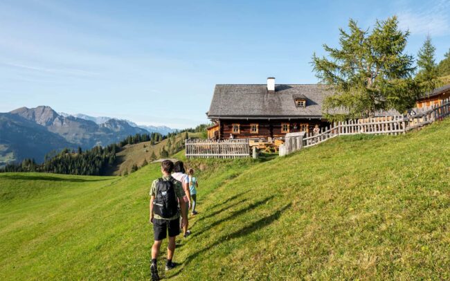 Familie bei einer Wanderung zur Bichlalm im Tal der Almen