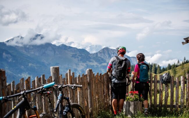 Ein Paar beim Genießen des Ausblicks auf das Großarltal während einer Tour mit dem Mountainbike