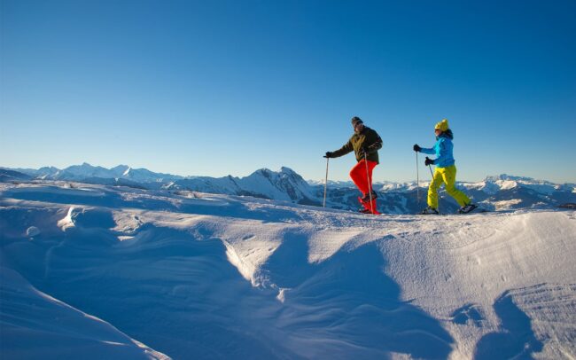 Ein Paar beim Winterwandern auf den Bergen des Großarltals