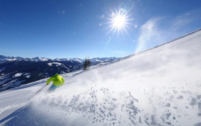 Ein Skifahrer beim Carven auf einer Skipiste in Großarl